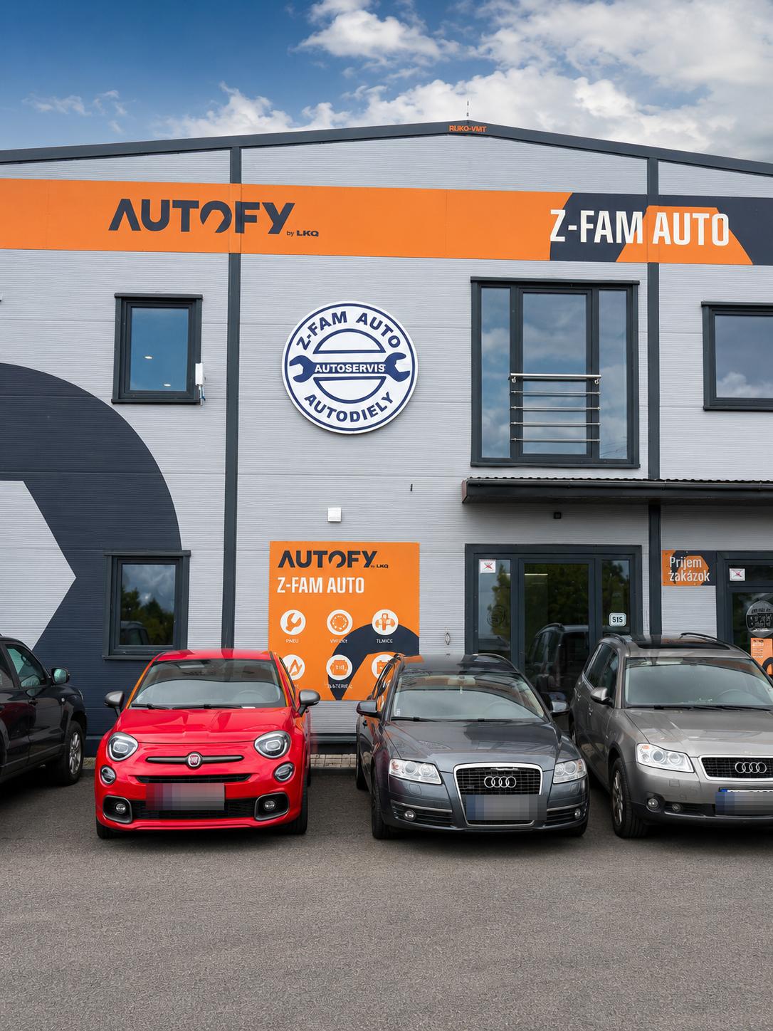 Aktuálny čelný pohľad na prevádzku Z-FAM Auto s parkovaním pred servisom